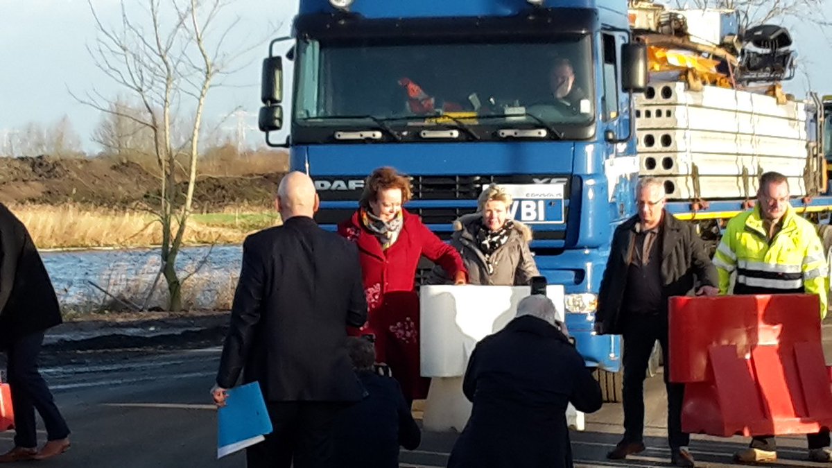 Dankzij de nieuwe ontsluitingsweg Schuilenburg hebben onze bedrijven geen schade door de stremming van de brug. Dank <a href="/tdiel/">Tytsjerksteradiel</a>, <a href="/achtkarspelen/">gemeente Achtkarspelen</a>