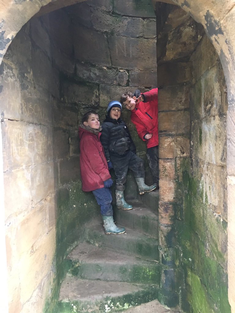 CaldiPrimary's tweet photo. We have learnt the reason behind a spiral staircase and it's all down to defence! #perfectpurples #swordarms https://t.co/jscqpHZr3L