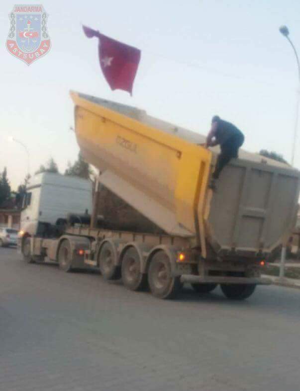 yola__devam_'s tweet photo. Osmaniye'de tele dolanan bayrağımızı görünce kamyonunu durdurup
bayrağımızı düzeltip tekrar yoluna devameden kardeş
Allah sana kaza vermesin https://t.co/GiM2cZ9Csm