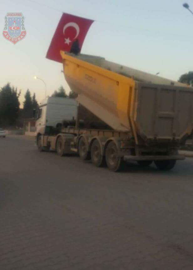 yola__devam_'s tweet photo. Osmaniye'de tele dolanan bayrağımızı görünce kamyonunu durdurup
bayrağımızı düzeltip tekrar yoluna devameden kardeş
Allah sana kaza vermesin https://t.co/GiM2cZ9Csm