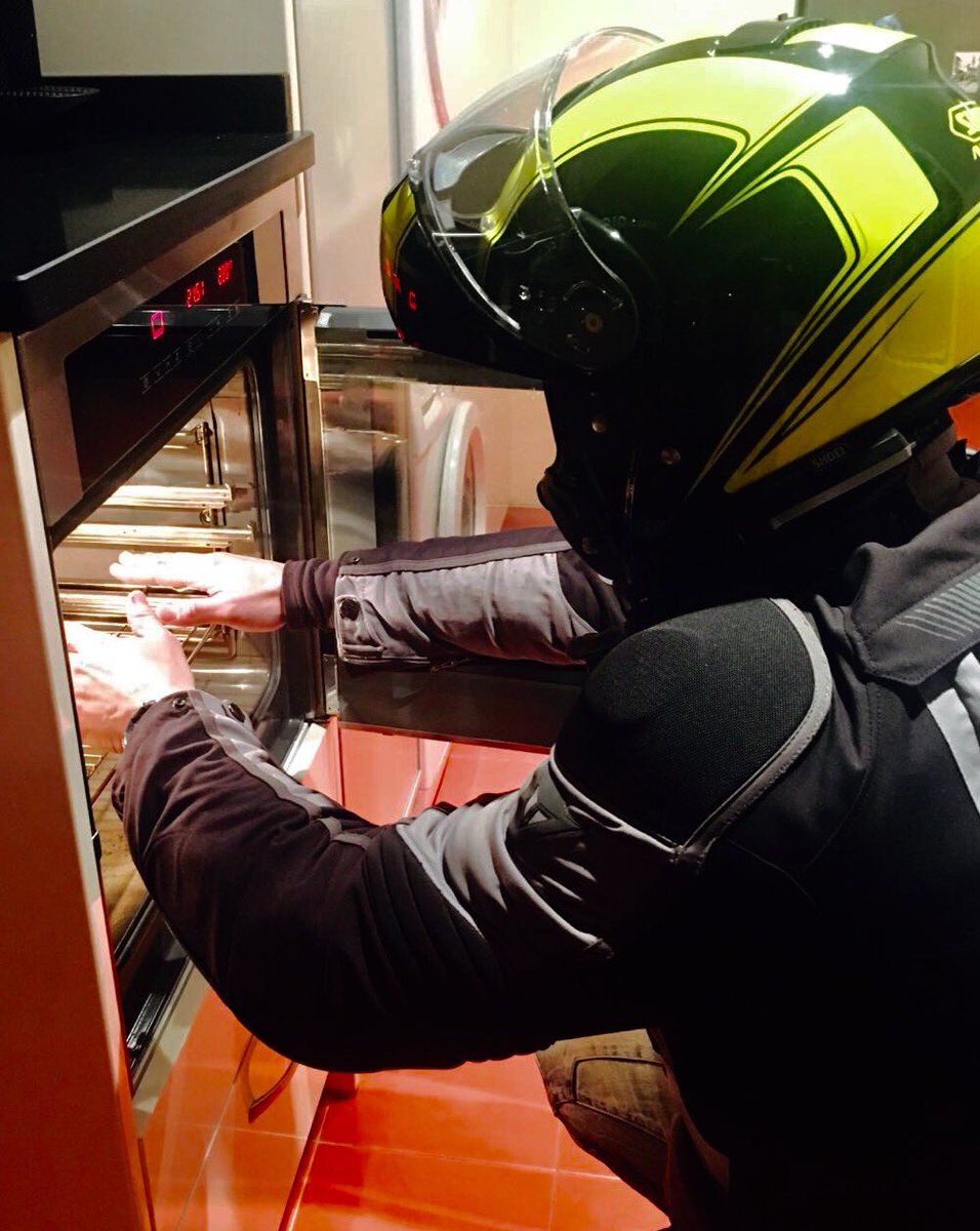 otroenmoto's tweet photo. Ni puños, ni guantes calefactados. Menos mal que me queda el horno para volver a sentir las manos #OlaDeFrioPolar #paridadeldia https://t.co/SM7oCjrVhz