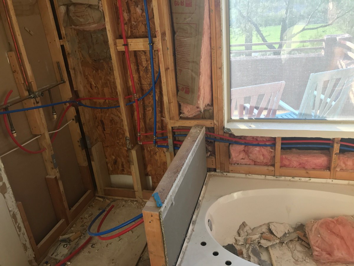 KutzEZ's tweet photo. #KutzEZ hard at work today! #HomeRenovation https://t.co/R0UoRVUYi5