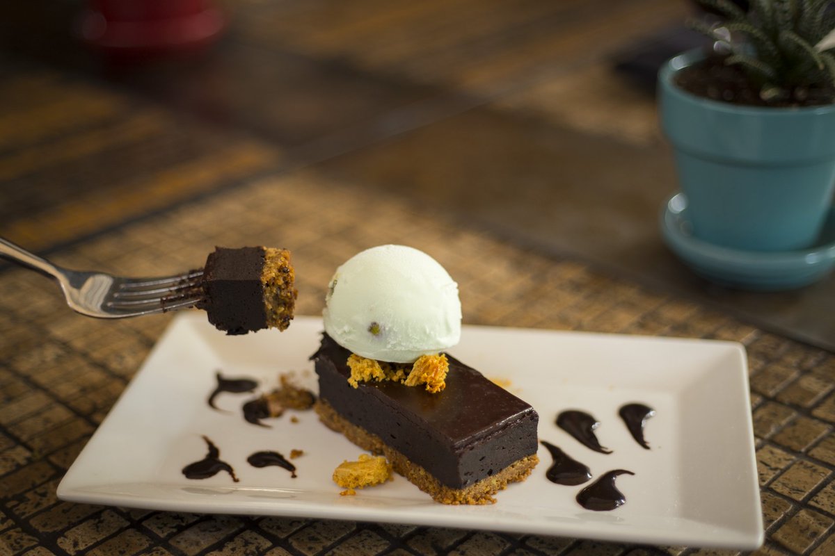 Grand finale of our SDRW menu! 🎉 Choose between chocolate pistachio cake or a blueberry tart.
#ThePatioonLamont #SDRW