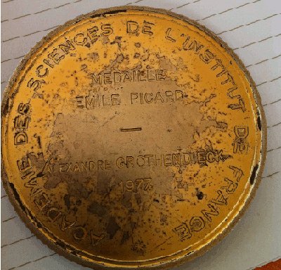 caligans's tweet image. Il faudrait faire des palets en chocolat lait au praliné noisettes en forme de médaille Picard.
Car cela serait bel et bon.