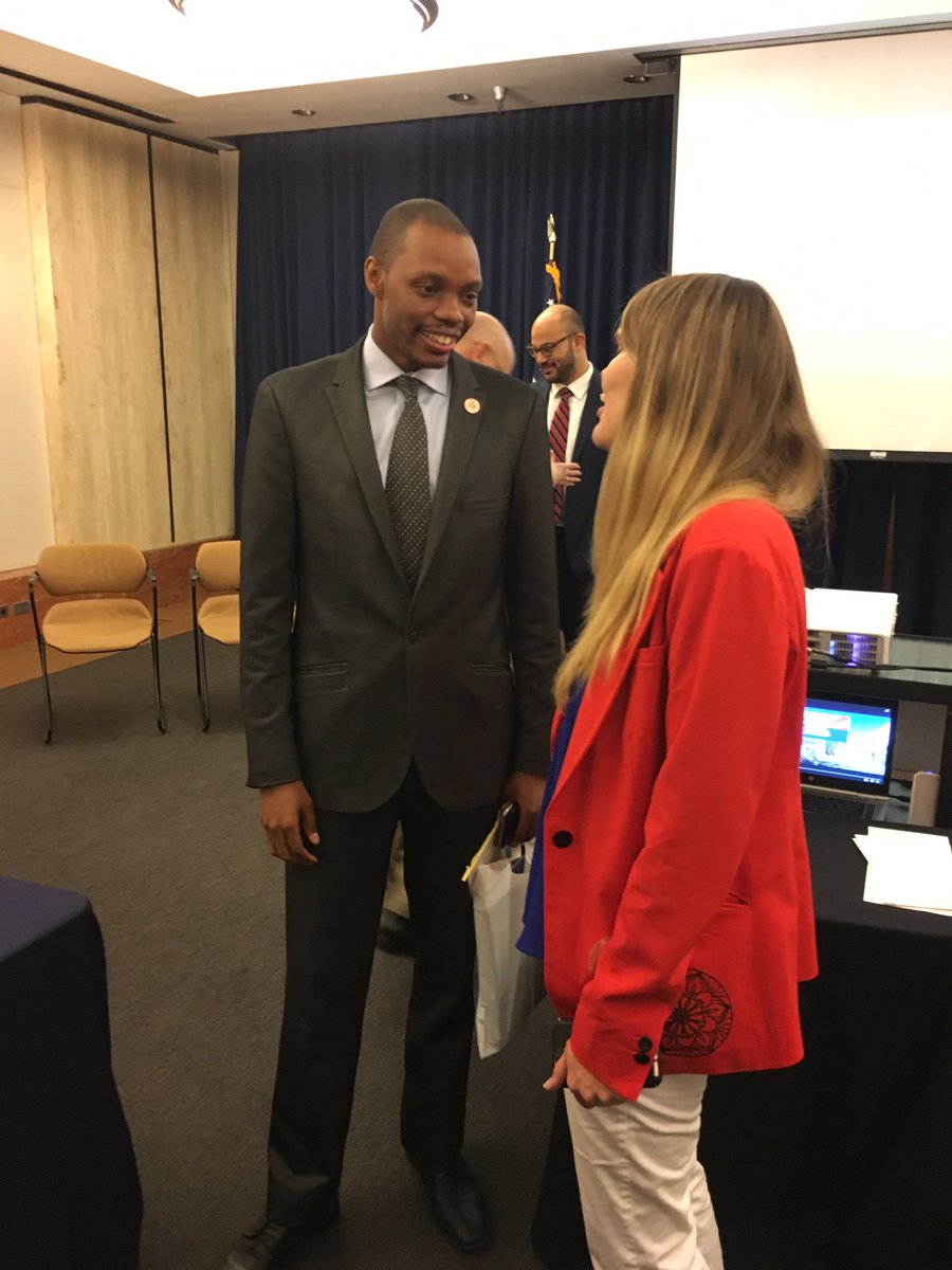 shecreatesart's tweet photo. @reginaldbolding a star with UA students https://t.co/z3hpmd59Sv