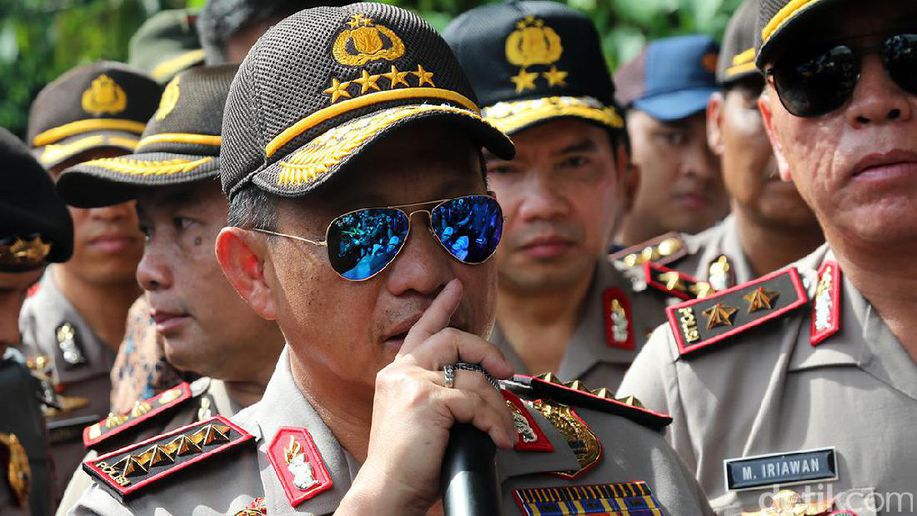 detikcom's tweet photo. Kapolri akan Beri Penghargaan untuk Kapolda Jabar dan Kapolda Metro https://t.co/Ga2lUIcSLI https://t.co/Q0JD8LUTKN