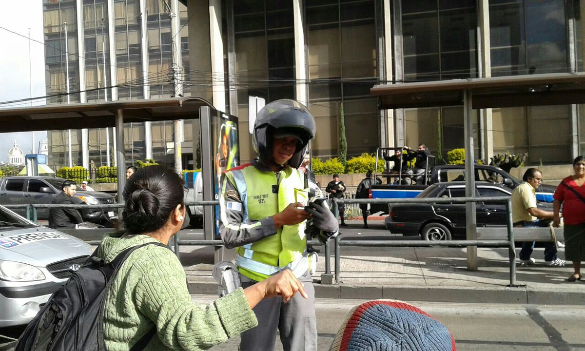 Afuera de #Tribunales vendedores de la Economía Informal piden fin a los abusos por parte de Alcalde Álvaro #Arzu y #PMT