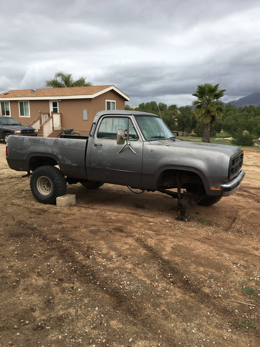 jacobwestcott3's tweet photo. 79 dodge power wagon for sale! solid truck, lots of new parts, 318, 4-speed, np 203 t-case, 33's, around 100k mi, great project truck $3500 https://t.co/B0bpjIS7Y1