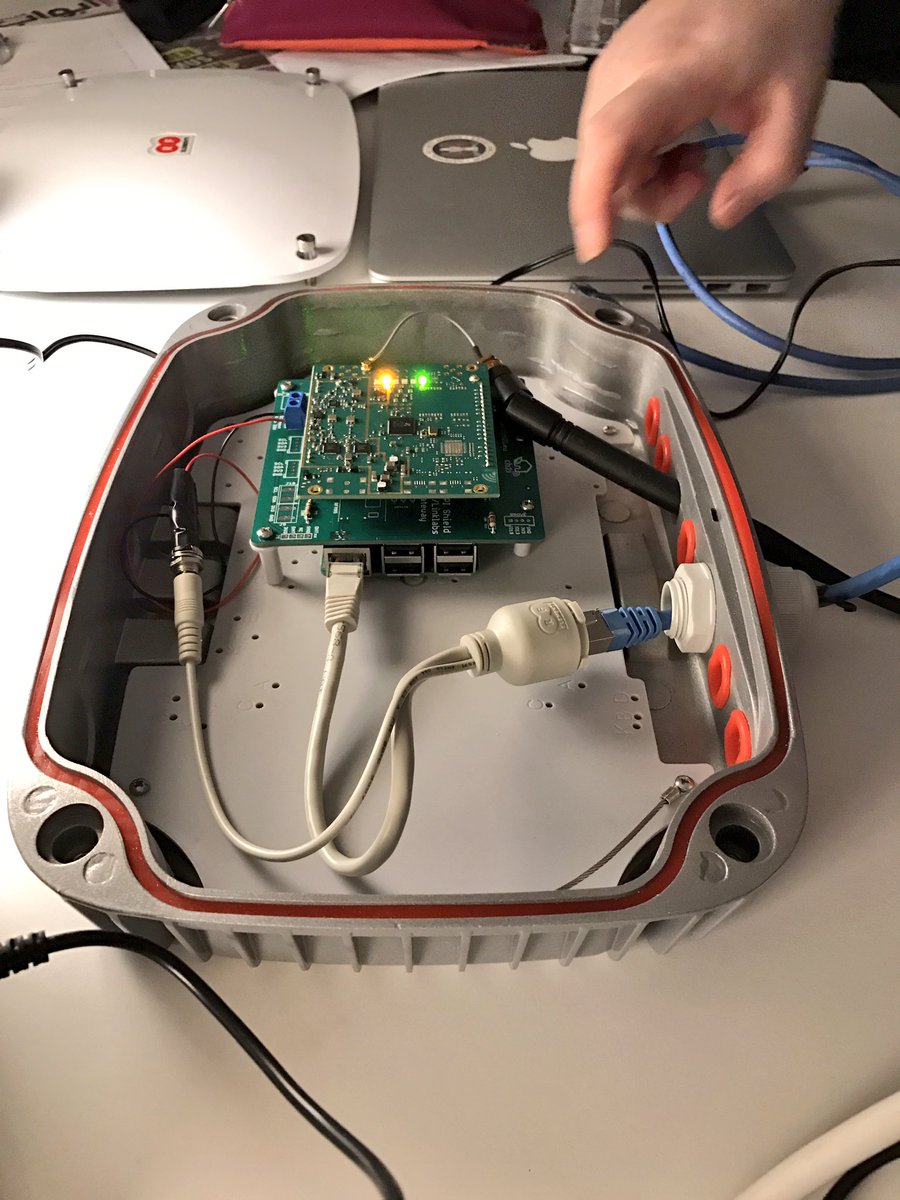 metawops's tweet photo. Und jetzt: #LoRa Experimente beim #OKLabBonn mit @freifunk_hennef @codeforbonn https://t.co/9xa6k0C0Vm