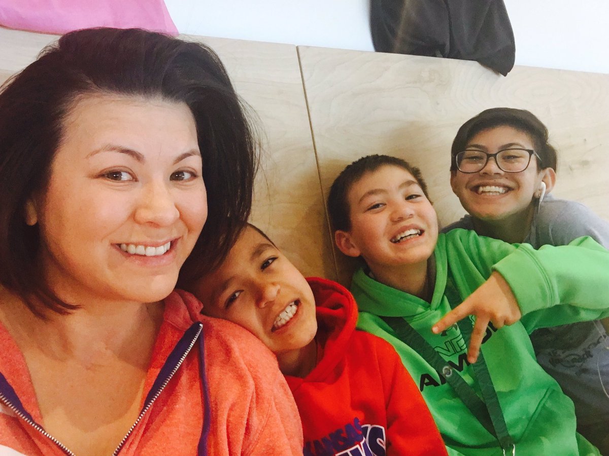 TeamCollins1's tweet photo. #nomakeupnohairdontcare #missmybabies #nightlifecoachlife https://t.co/fudKcC6aAe