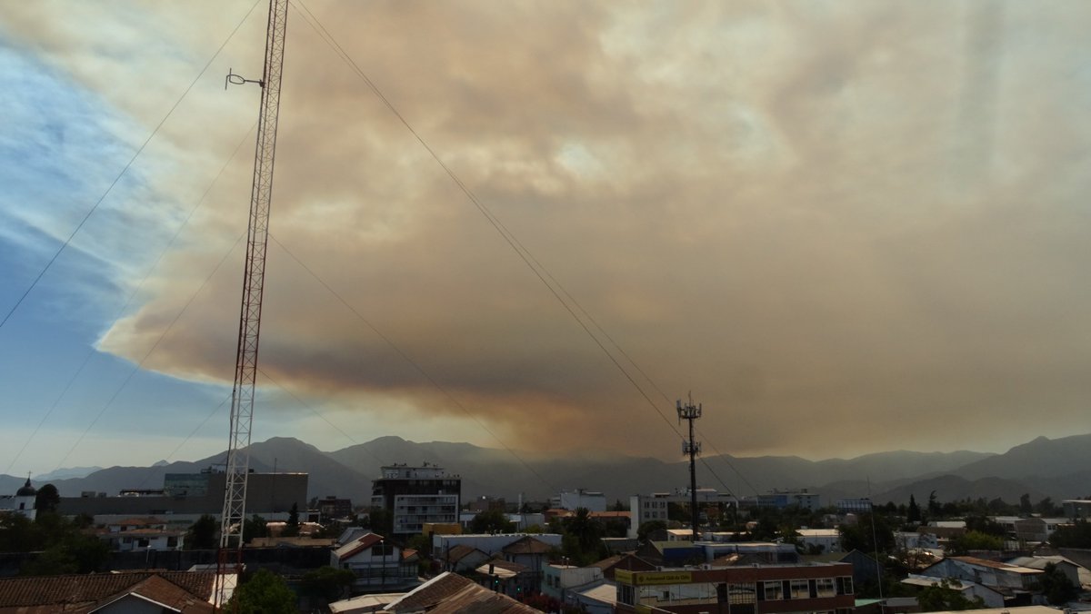 [INCENDIO] Nuevamente #Rancagua se cubre de humo por incendio forestal en sector Alhué, RM.