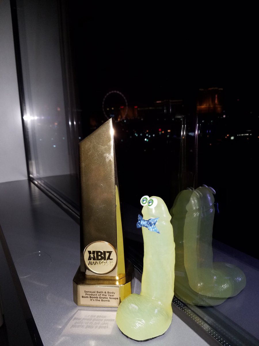 ItstheBomb1's tweet photo. #petcockwilly @HardRockHotelLV @AEexpo @avnawards @AdultVideoNews #artisthall #booth1107 #cumseeus https://t.co/9Og40uz6P4