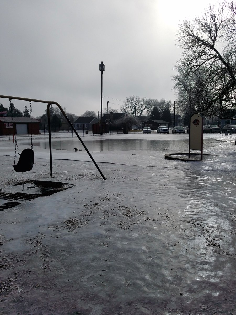 ShandaStaples1's tweet photo. @NurseKatieS Elementary Skating Plaza 🏒⛸️ is NOT open for business.  Be safe everyone! https://t.co/3V67XPI3Vn