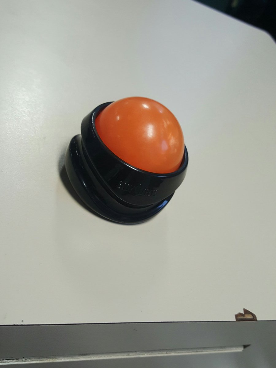 ScottyBseball's tweet photo. Trainer at my gym brought this in.. It's to rub down muscles. Sure beats a lacrosse ball. Easy grip. Love it. #pbxl #powerRoller https://t.co/86pUDPlFti