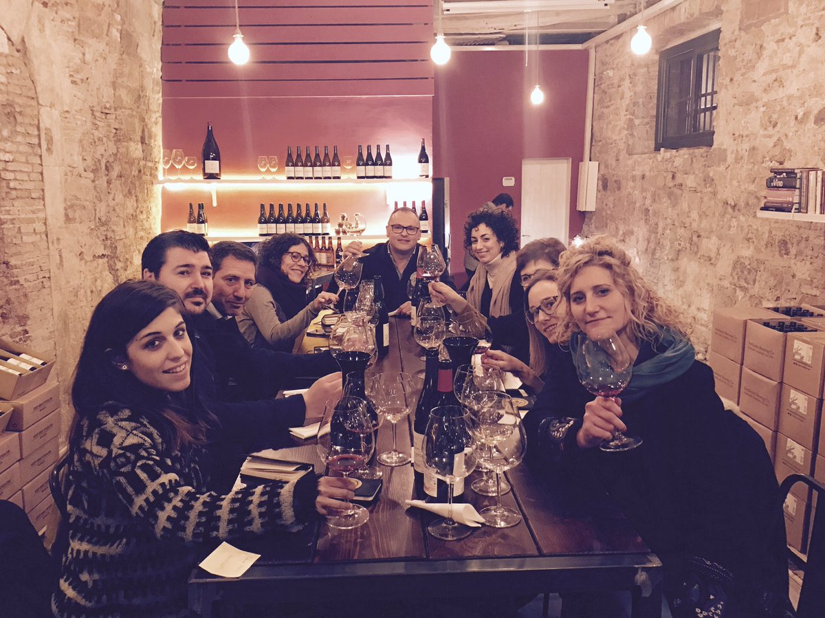 undiaunvi's tweet photo. Gran acollida de @jgrauviticultor al seu nou espai del born! Tast, parlar d'històries personals, girs, oportunitats i noves tendències! https://t.co/avI7Urwq1Z
