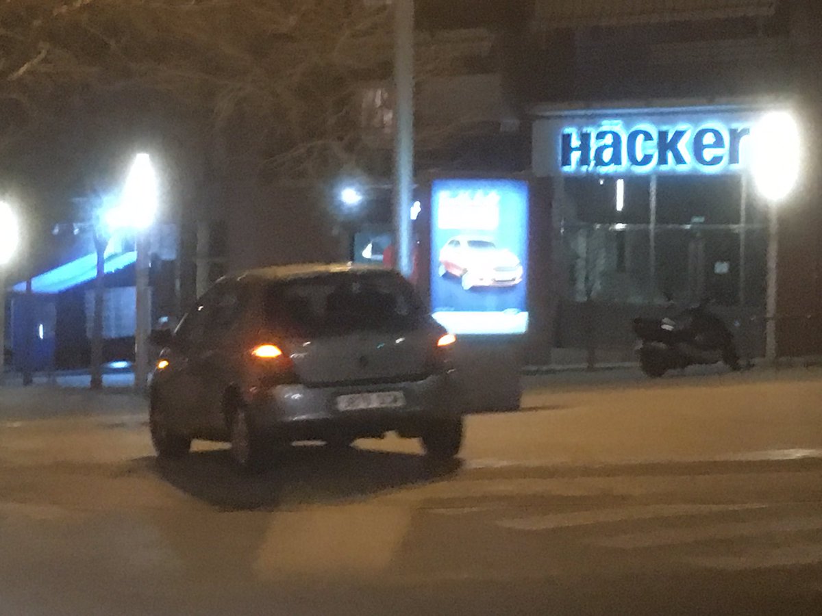 merdadesabadell's tweet photo. Conductor que aparcant és molt eficient... passa semàfor rn vermell per a pujar a la vorera invadint pas de vianants primer #crack #Sabadell https://t.co/fsWbRemKBg
