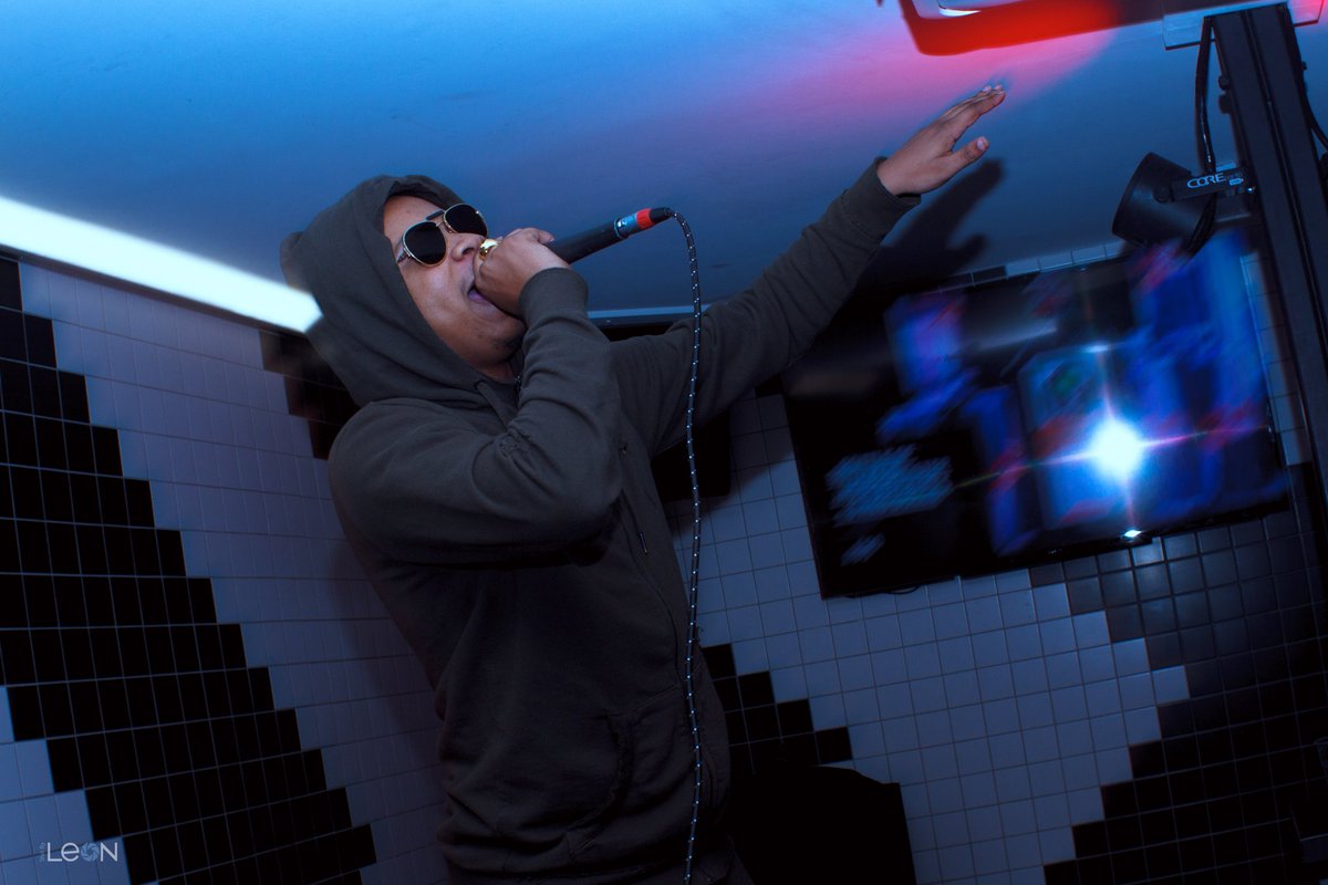 DesignedByLeon's tweet photo. Gimme the Mic 🎤🎤 A Great Showcase of Talent 💯🔥💥 @LifeStyleNights
#GimmeTheMic #LifeStyleNights #BoxparkCroydon #Litt
#ShotByLeon https://t.co/shdlykr3ls