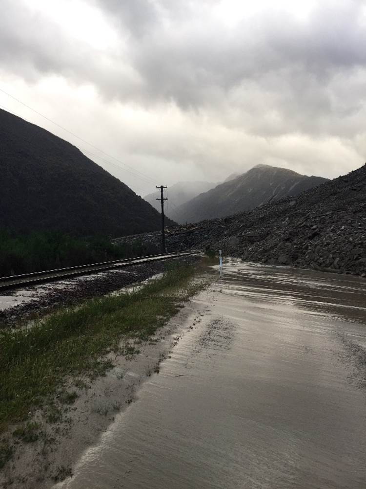 nztacwc's tweet photo. Slip on #SH73 between Jacksons and Otira. Road remains closed. ^TF https://t.co/bPjqss13S9