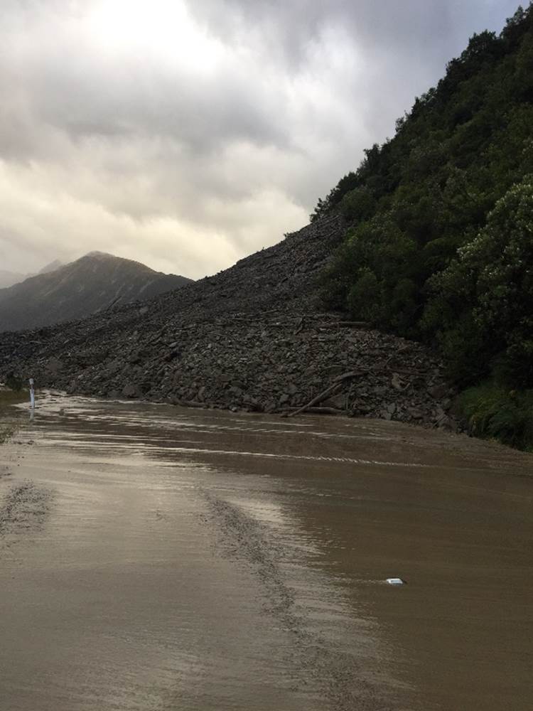 nztacwc's tweet photo. Slip on #SH73 between Jacksons and Otira. Road remains closed. ^TF https://t.co/bPjqss13S9