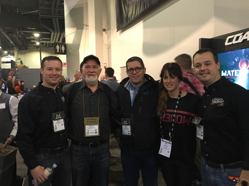bobzimmermp's tweet photo. At @nssfshotshow w Garry Breitkreuz @BeasleyBros Guide Kyla Dolen w @CamillusBrand knives! #proudCanadians #shotshow https://t.co/ZbacKInGZB
