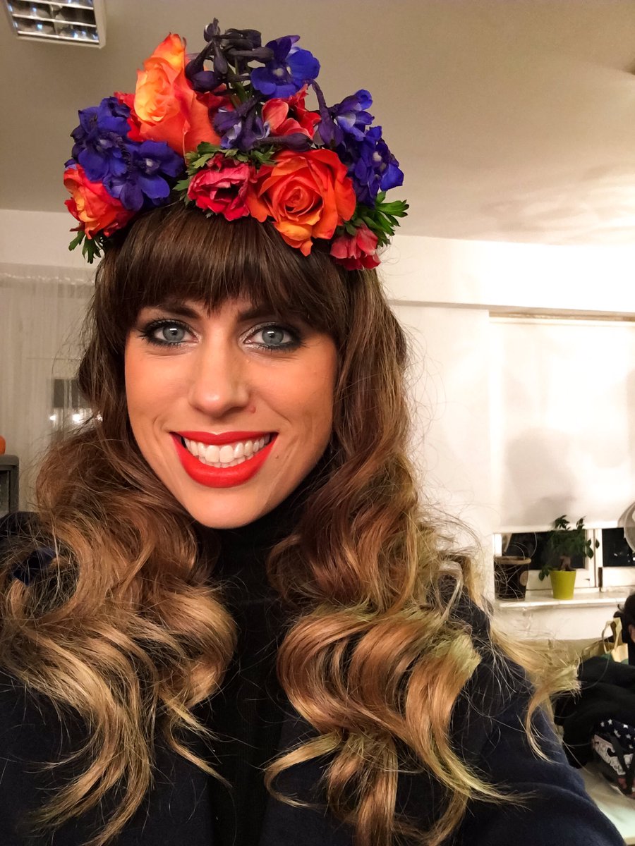 musicofayala's tweet photo. Getting ready for late night photo shoot! Loving my fresh flower garland #photography #music #photoshoot #flowers #london #newmusic #studio https://t.co/fDwHnxguMu