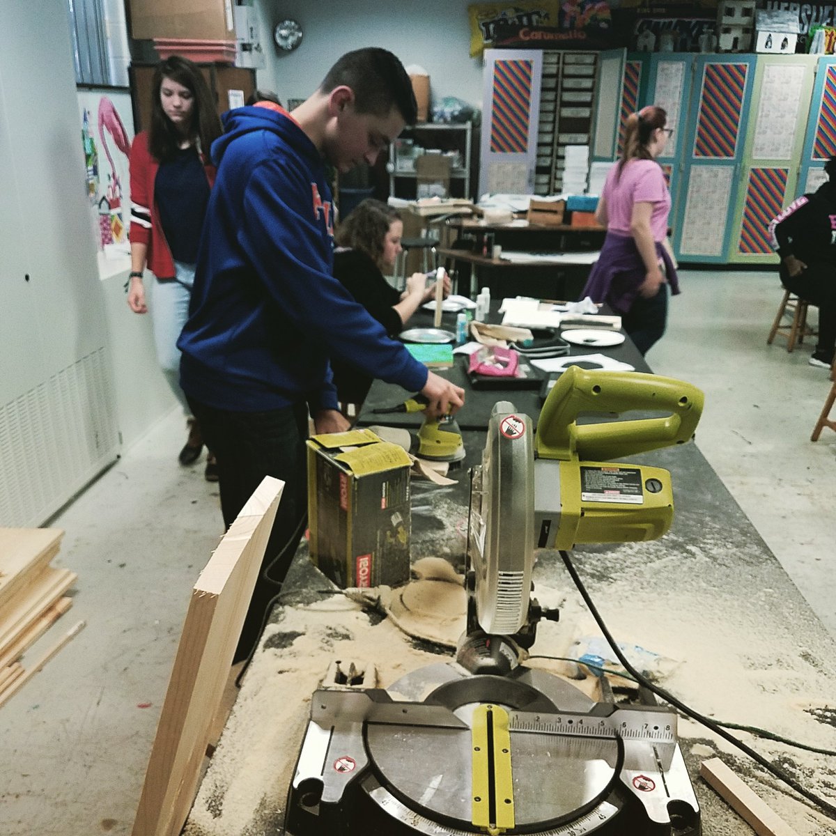 RusticWagon's tweet photo. Still have all our fingers!  Starting string art in 8th grade..whoop whoop. #bgmswow #bgmsin #bgbuzz https://t.co/x7YeVrLzgG