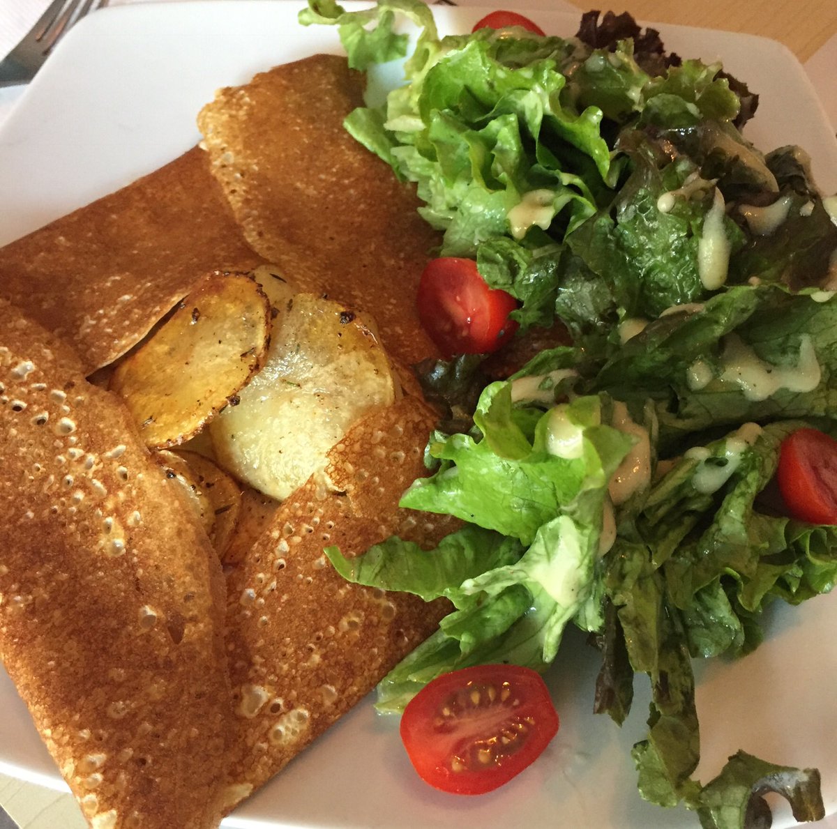 ¡Hora de comer! ¿Qué tal una crepa con jamón serrano, papas salteadas y ensalada? 🇫🇷🍴 Recuerda que tenemos menú de $79 pesos (2pm a 5pm)😉