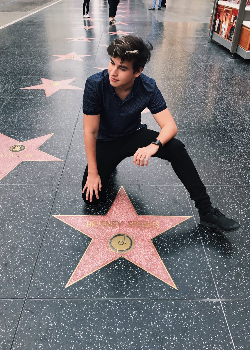 ladivaza's tweet photo. Hoy fui al paseo de la fama y me tomé una foto con la estrella de Brit ⭐️ https://t.co/P2RfQACA74