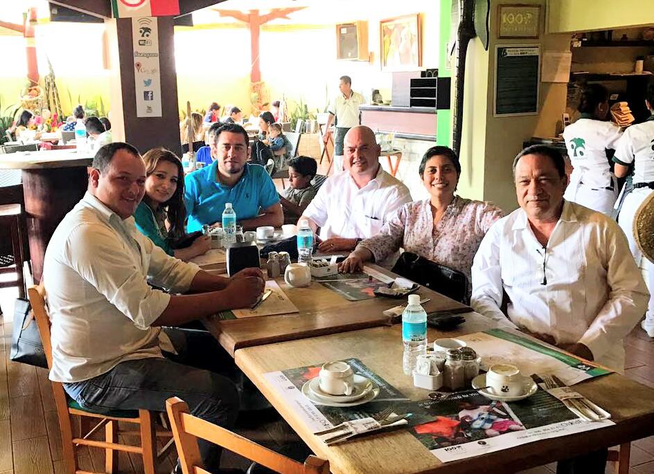 ensalc's tweet photo. Rico desayuno, excelentes amigos @lucho_stark @ACOSTARIGO @ariadna_mota y más. https://t.co/5iydlLzJrt
