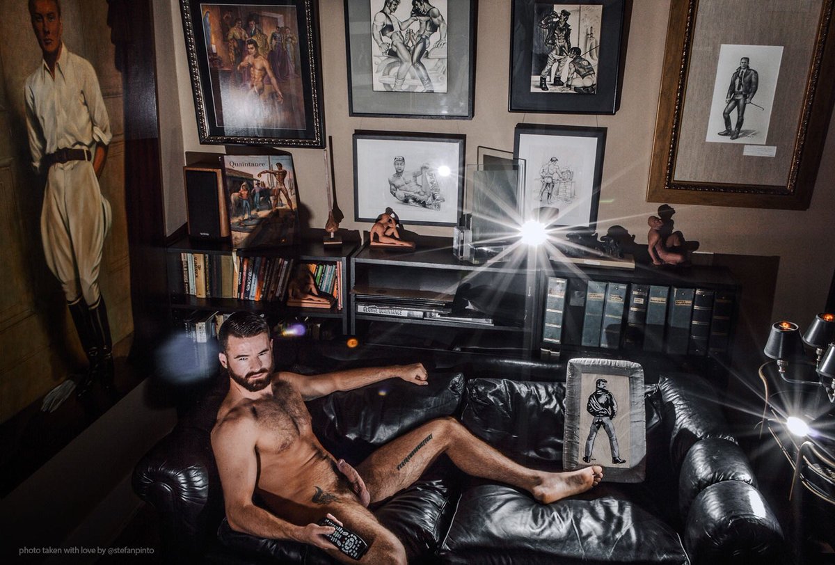Brendanpatxxx's tweet photo. And this is how we watch TV @TomsFoundation photo by @stefanpinto https://t.co/qQsWEfBQGF