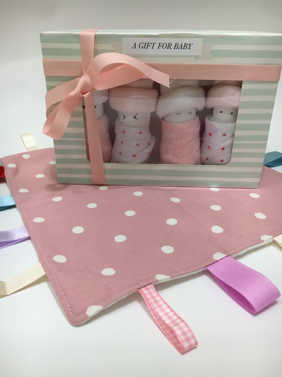 kazys_krafts's tweet photo. Looking for New Baby Gift ๐ถ๐ป #HandmadeHour #baby #tagblanket #babyshower #gift #kazykrafts https://t.co/dQaGXuZeB5 https://t.co/vRXyJgSwGg