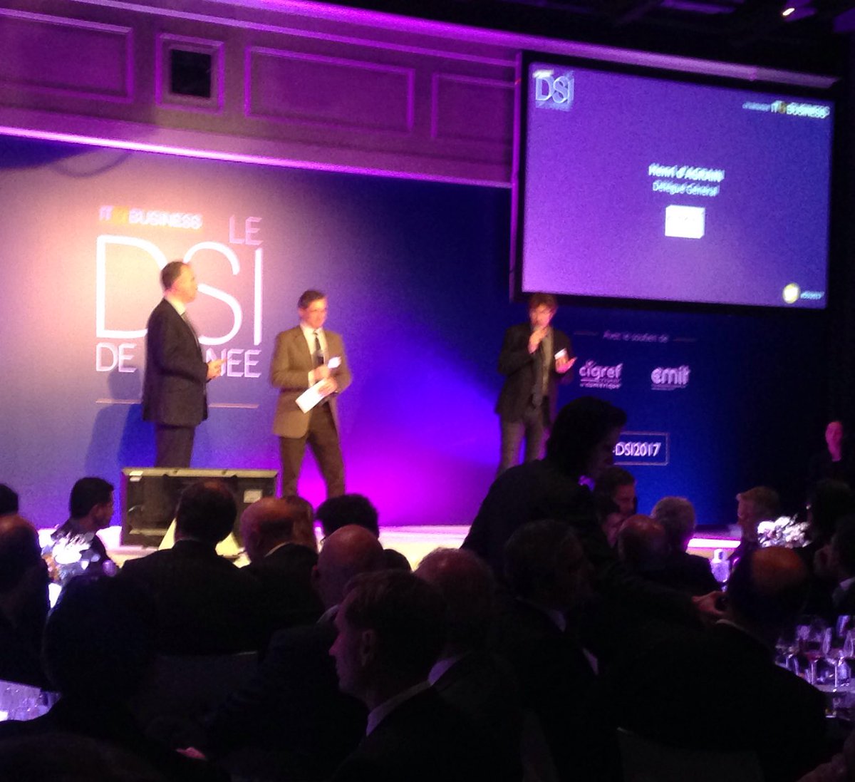 CMITfr's tweet photo. #DSI2017 Trophée Transformation Grand Compte @PViginier "La transformation c'est tous les métiers main dans la main @orange" @ITforB @CIGREF https://t.co/s1lIIWnPRr