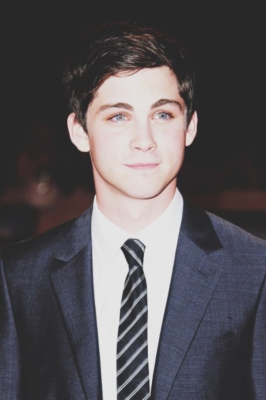 Gato, hoje é seu aniversário mas você tá de parabéns o ano inteiro HAPPY BDAY LOGAN LERMAN 