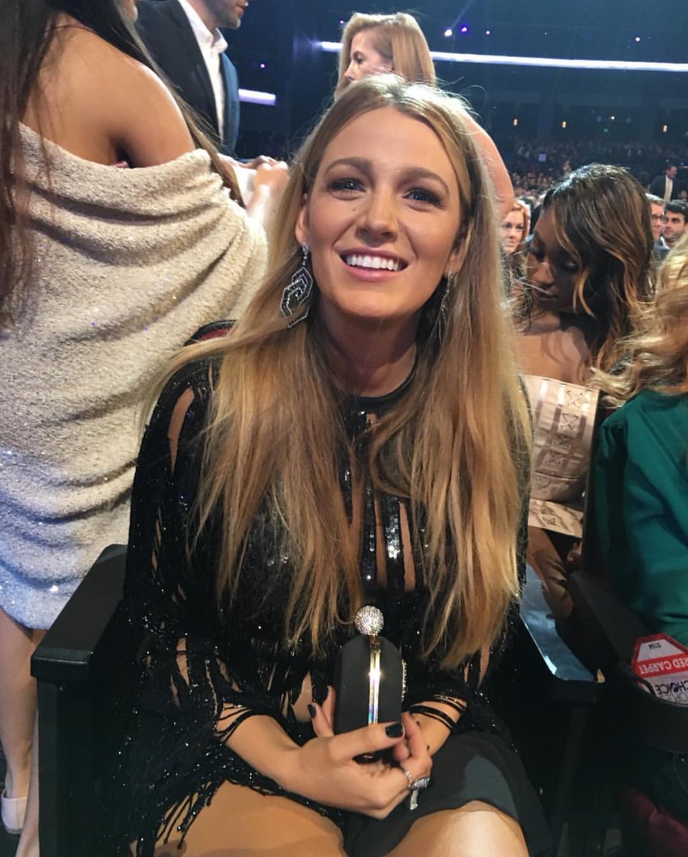 chrisbrineybrs's tweet photo. keithadler90212: "At the 2017 People's Choice Awards and sitting near the amazing Blake Lively #pcas2017 #blakelively" https://t.co/daCxpzPsly