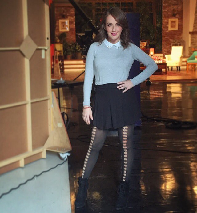 Mi look bling bling de hoy en @ventaneando13 ! Suéter @nafnaf_com Medias <a href="/WolfordFashion/">Wolford</a> Qué dicen? 😘