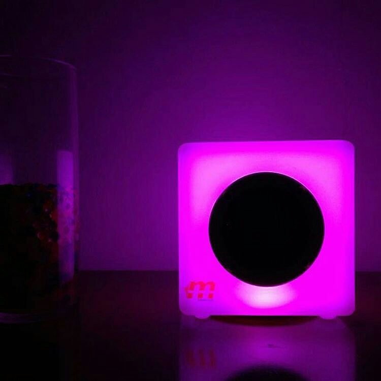 Malektronic's tweet photo. from @pamecusi Landaa 15S 😍 música y luces de colores en un solo parlante! ❤ #soundsperfect #landaa #bluetoothspeaker https://t.co/M2gun4dWV3