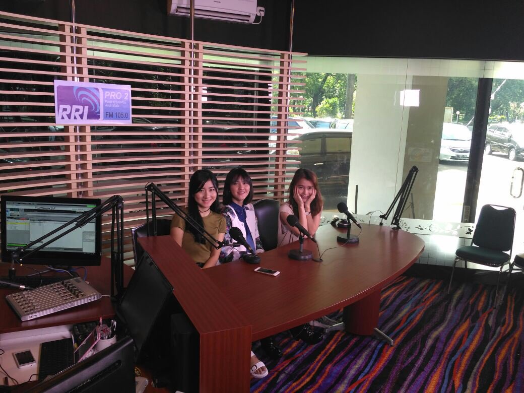 Yuk dengerin @Pro2Jak sekarang, Cherrybelle FUN udah siapa siaran nih ;) #ICUPro2FM_CherrybelleFUN