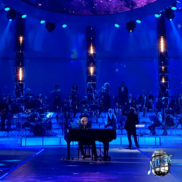 MUSICMEDIASET's tweet photo. Un meraviglioso equilibrio tra romanticismo e rock and roll, @inartemorgan canta Life on Mars. #MUSICMEDIASET https://t.co/ykRsRRbTkq