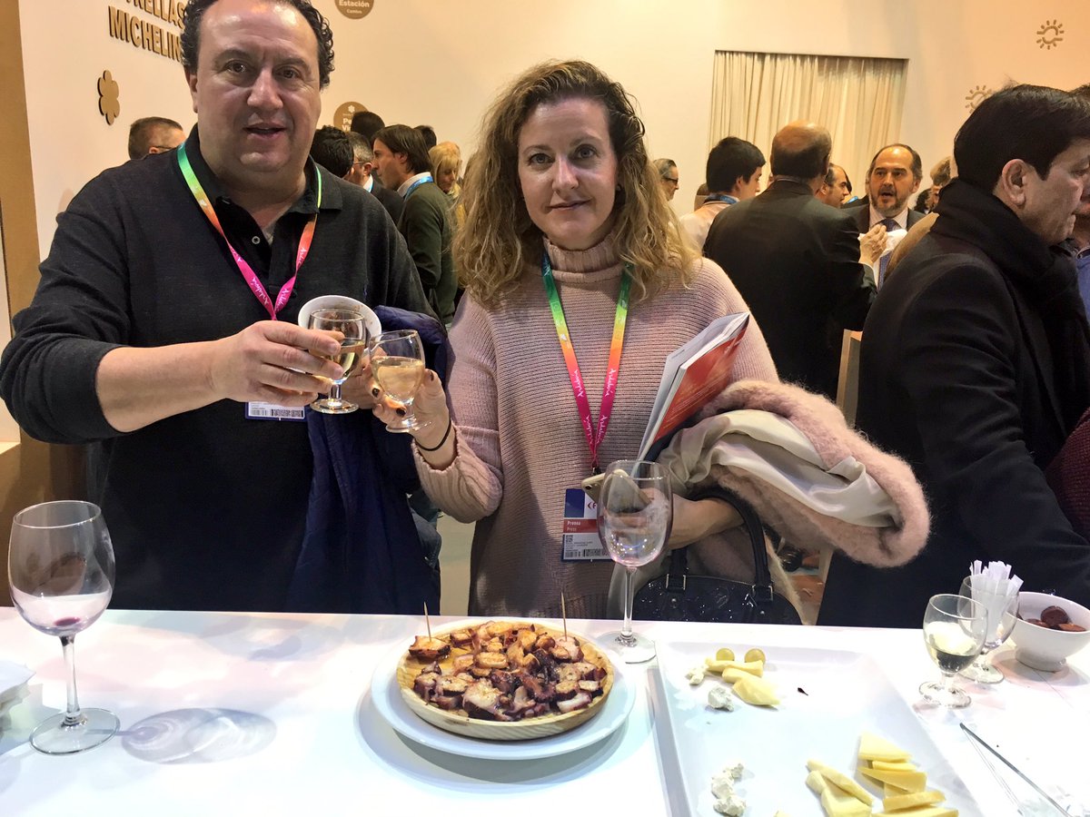 SastrePaco's tweet photo. Buen debut en @FITUR con @MemoMark3 y muchos amigos!! @Galicia_Mola #MarianoSanz #CheCheReal @eparacomerlugo @kalikatas @jalifante @ANAZROS https://t.co/DNcE2bnAPr