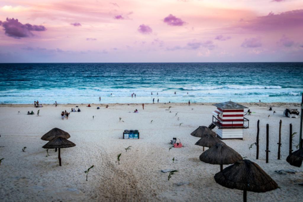 ExpediaThis's tweet photo. @ExpediaLpsMeca Your image reminds me of this one. Cancun Vacations https://t.co/LhpATWgknv #Mexico #Cancún #expedia https://t.co/rCInYBoSXn