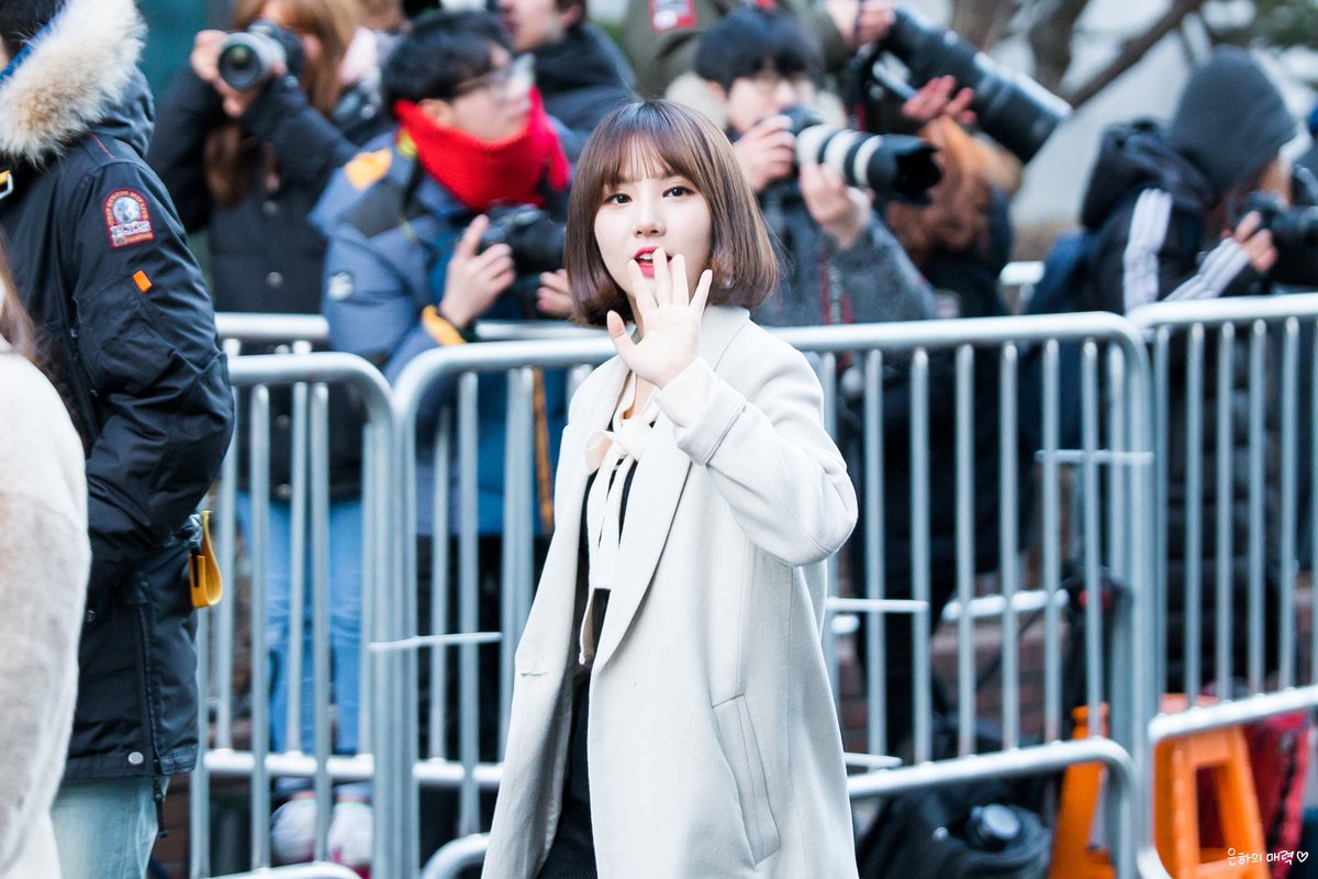 Eunha_INTL's tweet photo. #2YearsWithGFRIEND
[HQ] 170115 #Eunha #은하 @ KBS Annex Building for Lunar New Year Special 'Girl Group Battle' Recording
by Charming SinB https://t.co/gySnzWoEZ8
