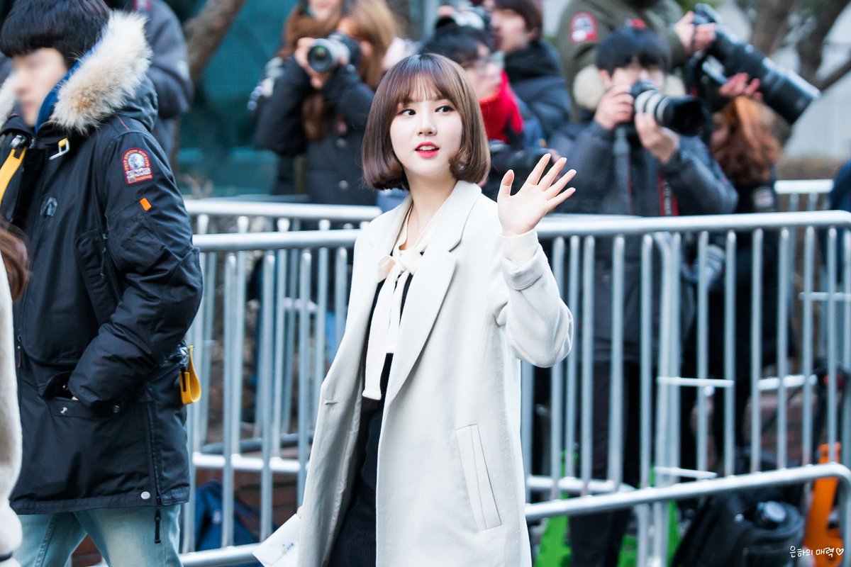 Eunha_INTL's tweet photo. #2YearsWithGFRIEND
[HQ] 170115 #Eunha #은하 @ KBS Annex Building for Lunar New Year Special 'Girl Group Battle' Recording
by Charming SinB https://t.co/gySnzWoEZ8
