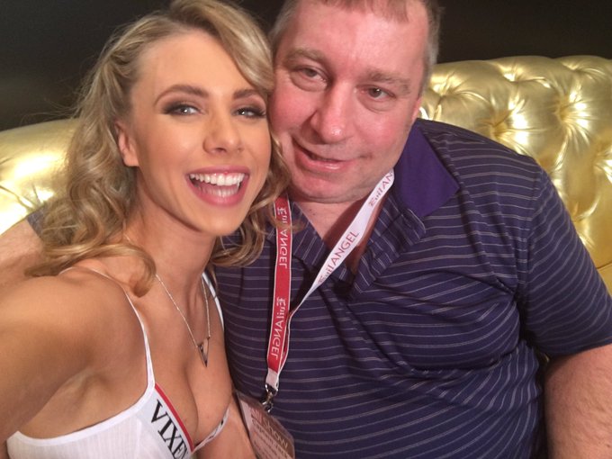 Met his handsome man at the @vixen_com booth! https://t.co/6E2jxIfUCd