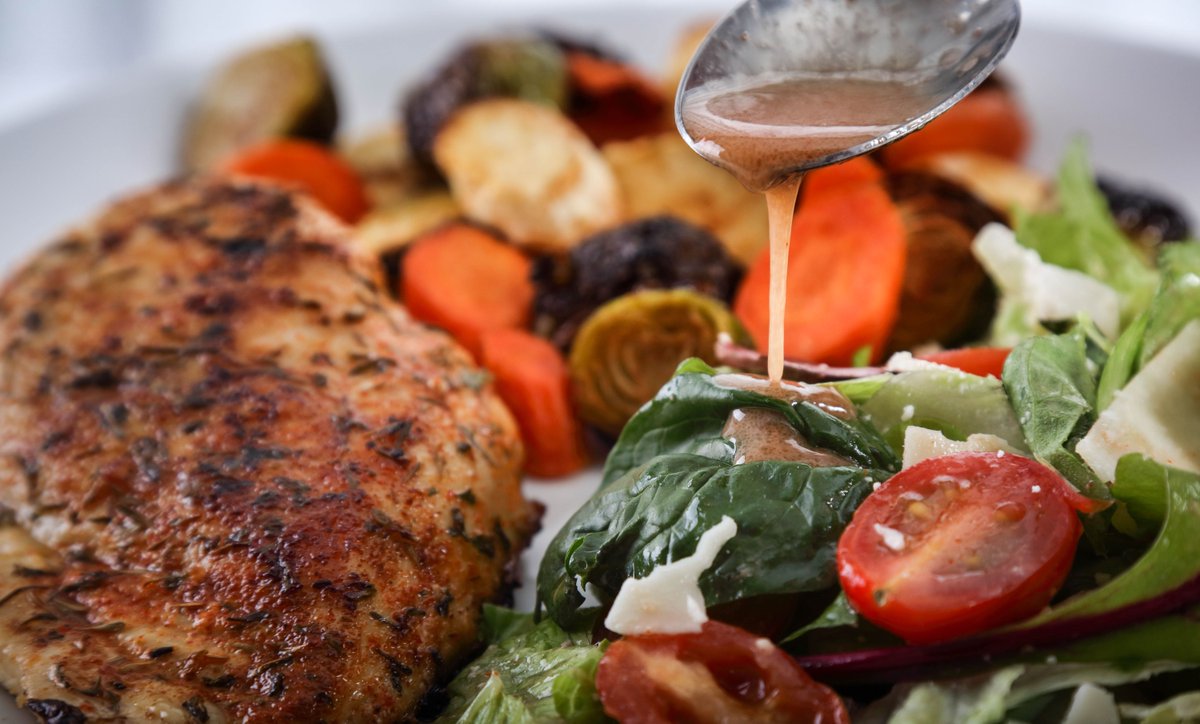 RicelandFoods's tweet photo. Our Rice Bran Oil is perfect for whipping up a vinaigrette. #howtouseRBO #shopRiceland https://t.co/opPV2ktF3U