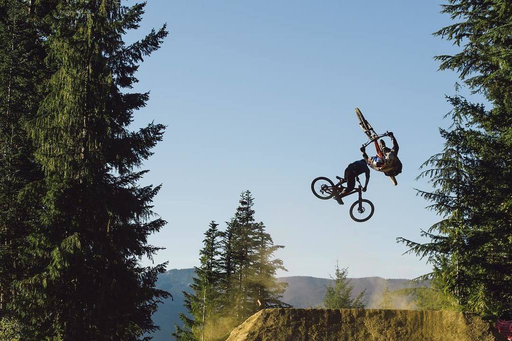 Carvin' a flip behind the boss himself, <a href="/thomasvanderham/">Thomas Vanderham</a> 📸 @parisgore | <a href="/bikemag/">Bike Magazine</a> POD ift.tt/2iSUQ9J