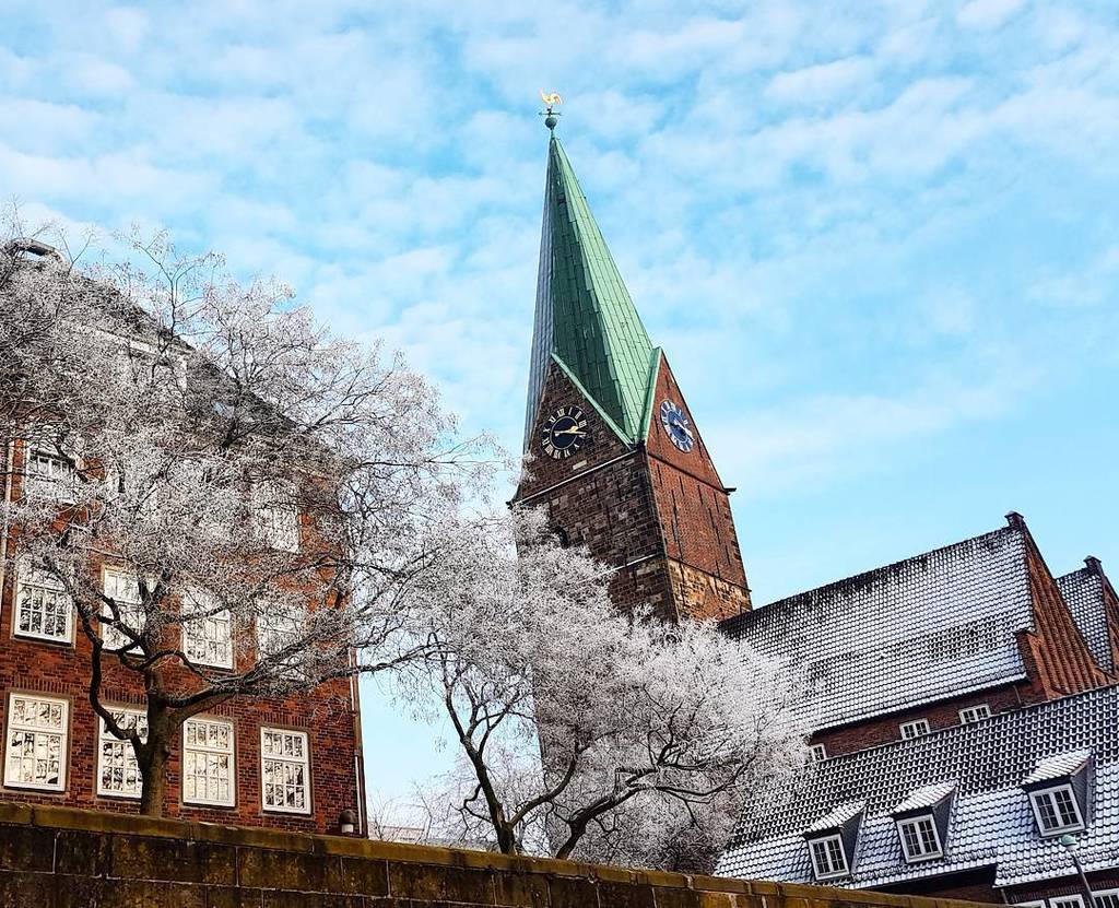sarazate's tweet image. Winter landscape. 
#beautifulbutcold #snow #church #bremen #Germany #sunnyday #winter #whi… ift.tt/2jyskvl