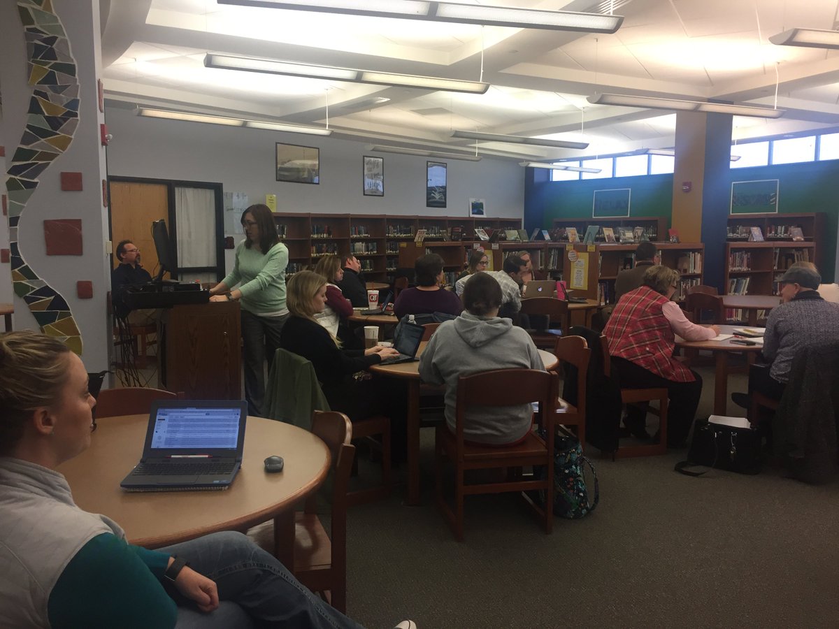 MSD_IIA's tweet photo. Tonight's topic: Connected Learning! @ErinLibrarian27 presenting on #booksnaps #edtech https://t.co/iYihurzm9h