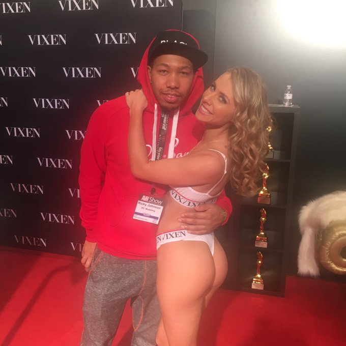 Looks who I found at the @vixen_com booth! ? https://t.co/7qG8l4Cczs