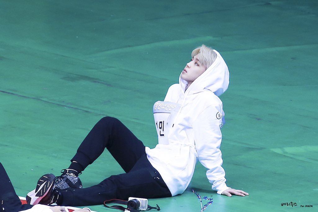 vminissi's tweet photo. them: ur crush is coming. act natural
me: https://t.co/0GDB77aOWV