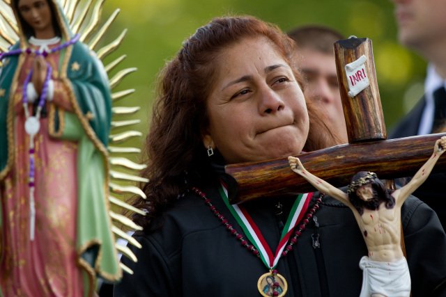 jesuitnews's tweet photo. On eve of Trump inauguration, #Jesuit parishes, schools &amp; other communities will pray for immigrants: https://t.co/0HdnicULsj https://t.co/Erbg9YNY5A